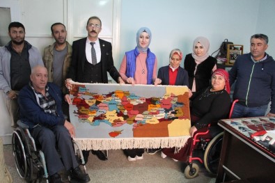 Engelli Vatandaşlar, Dokudukları Halıyı Cumhurbaşkanı Erdoğan'a Ulaştırmak İstiyor