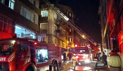 Fatih'te 6 Katlı Binanın Çatısında Korkutan Yangın