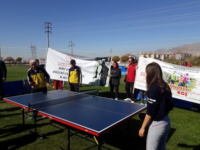 Huzur Evinde Yaşlılar Ve Gençler Buluşması