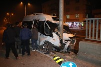 KÖPRÜLÜ - İşçi Servisi Direğe Çarptı Açıklaması 10 Yaralı