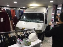 YAĞAN - Kontrolden Çıkan Kamyonet Giyim Mağazasına Girdi