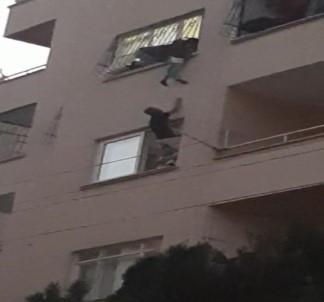 Pencerede Asılı Kalan Çocuk Ölümden Döndü