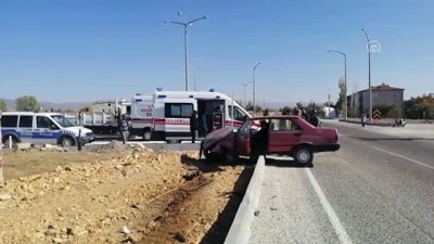 Şarkikaraağaç'ta Otomobil Refüje Çarptı Açıklaması 2 Yaralı