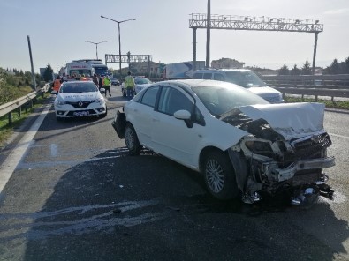 TEM'deki Kazada Otomobil Hurdaya Döndü Açıklaması 1'İ Ağır 3 Yaralı