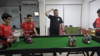 ROBOTLAR - Yerli Ve Milli Yapay Zekaya Sahip Futbol Oynayan Robot Yaptılar