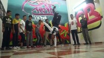 MÜLTECİ KAMPI - Abluka Altında Yaşayan Gazzeli Gençler Sokak Dansı İle Stres Atıyor