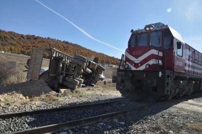 Afyonkarahisar'da Tren Hafriyat Kamyonuna Çarptı Açıklaması 1 Yaralı