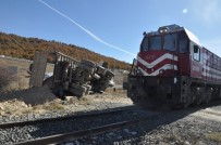 KAMYON ŞOFÖRÜ - Afyonkarahisar'da Tren Hafriyat Kamyonuna Çarptı Açıklaması 1 Yaralı