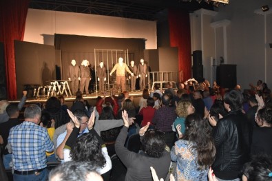 Ankara Ekin Tiyatrosu'ndan Akhisar'da Muhteşem Oyun