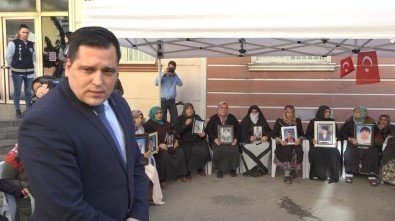 AP Üyesi Zdechovsky'den HDP Önünde Evlat Nöbeti Tutan Ailelere Ziyaret