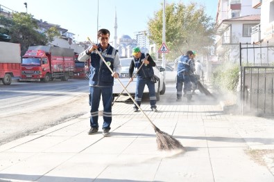 Başkan Murat Köse Sokakları Süpürdü