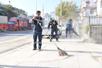 FAHRİ KORUTÜRK - Başkan Murat Köse Sokakları Süpürdü