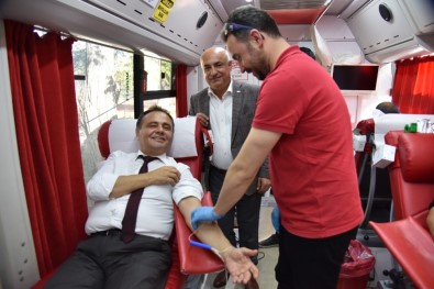 Başkan Şahin, Kızılay Kan Bağışı Aracını Ziyaret Etti