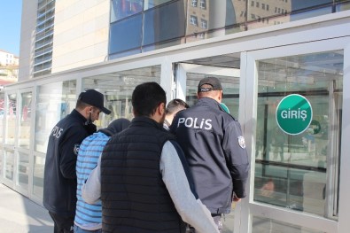 Elazığ Polisi 2 Hırsızlık Şüphelisini Suç Üstü Yakaladı