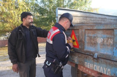 Jandarma, Traktör Sürücülerini Bilgilendirip Reflektör Taktı