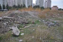 HÜSEYIN MUTLU - Karşıyaka'da Seçim Öncesi Temeli Atılan Spor Parkı Şimdi Moloz Yığını