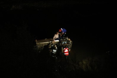 Kontrolden Çıkan Otomobil Irmağa Uçtu Açıklaması 2 Yaralı