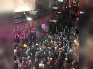 Londra'da Tiyatro Binasının Çatısı Çöktü