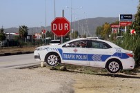 TEPE LAMBASI - Maket Polis Aracının Tepe Lambasını Çaldılar
