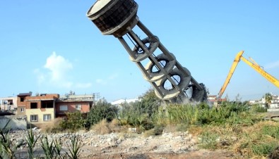 Mersin'de Tehlike Oluşturan Su Kulesi Yıkıldı