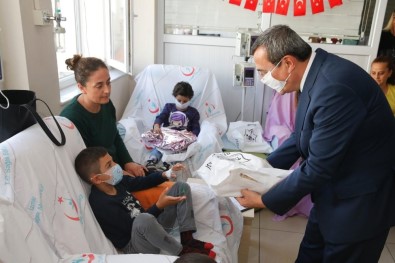 Başkan Batur'dan Çocuklara Moral Ziyareti