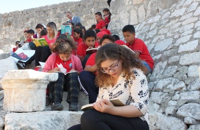 Tarihi Kızkalesi'nde Kitap Okudular