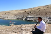 HAYVANCILIK - Ünlülerle Sahne Alıyordu, Şimdi Köyünde Muhtarlık Yapıyor