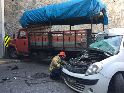 Ataşehir'de Kontrolden Çıkan Araç Kamyonete Çarptı Açıklaması 2 Yaralı