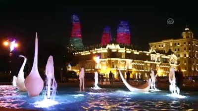 Bakü'nün Ünlü Yapıları Azerbaycan Bayrağının Renklerine Büründü