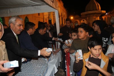 Büyükşehir'den Mevlid Kandili'nde Vatandaşlara Süt İkramı