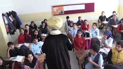 Dersi Kostüm İle Anlatıyor