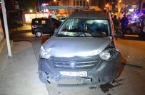 Esenyurt'ta Hafif Ticari Araç, Otomobile Çarptı Açıklaması 3 Kişi Yaralandı