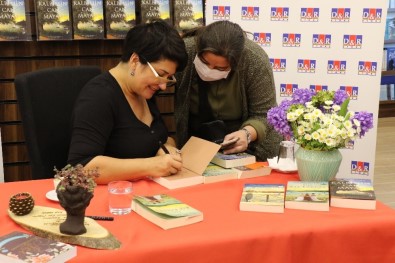 İclal Aydın Denizli'de Hayranlarıyla İmza Gününde Buluştu