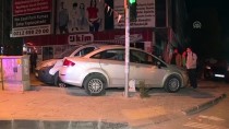 TİCARİ ARAÇ - İstanbul'da Otomobil İle Hafif Ticari Araç Çarpıştı Açıklaması 3 Yaralı