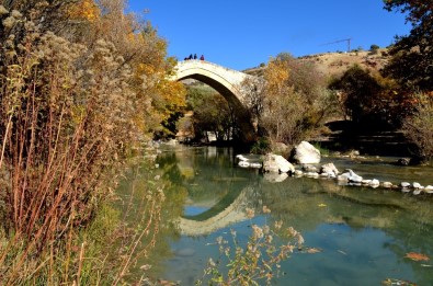 Mimarisiyle Mostar Köprüsü'ne Benzetilen Tağar Köprüsün'de Sonbahar Şölen