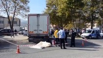 Samsun'da Kamyonla Çarpışan Motosikletin Sürücüsü Öldü