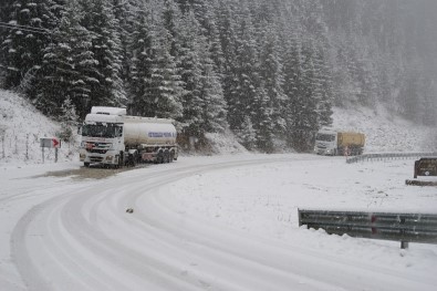 Aniden Bastıran Kar Yağışına Hazırlıksız Yakalanan Sürücüler Zor Anlar Yaşadı