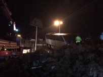 ŞEKER FABRİKASI - Bursaspor Taraftarlarını Taşıyan Otobüs Kaza Yaptı Açıklaması 19 Yaralı