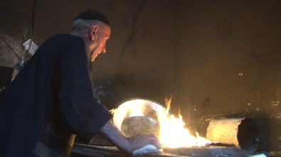 Kalaycı Fahrettin Usta 60 Yıldır Bakırı Sevgiyle Parlatıyor