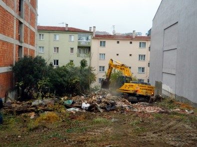 Mudanya'da Tehlike Oluşturan Evler Yıkılıyor