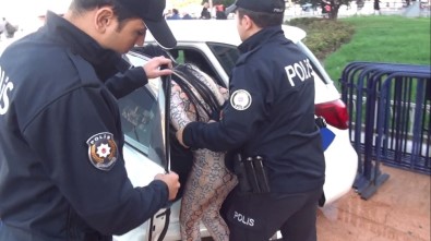 (Özel) Alkollü Genç Kadın Taksim'i Birbirine Kattı