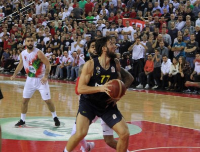 Pınar Karşıyaka, Fenerbahçe Beko'yu 68-57 Mağlup Etti