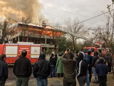 Sakarya'da Çıkan Yangında Çatı Katı Alev Alev Yandı