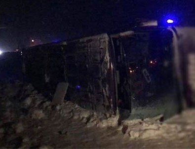 Sivas-Erzincan kara yolunda otobüs devrildi