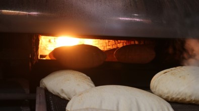 Tel Abyad'da Fırından Çıkan Ekmekler Halka Bedava Dağıtılıyor