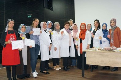 Aşçılık Kursunu Tamamlayan Çayırovalılar Belgelerini Aldı
