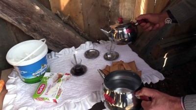 'Çocuklar Üşümesin' Diye Kulübe Yapılan Köyün Çamurlu Yolları Kumlanıyor