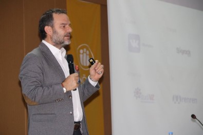 'Dijital Devrim Ve Yeni Medya Düzeni' Konferansı Düzenlendi