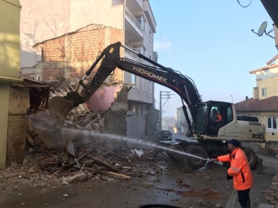 Gemlik Belediyesi'nden Metruk Bina Temizliği