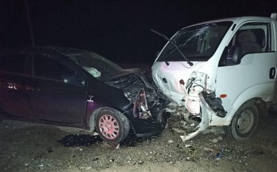 Giresun'da İki Araç Kafa Kafaya Çarpıştı Açıklaması 5 Yaralı